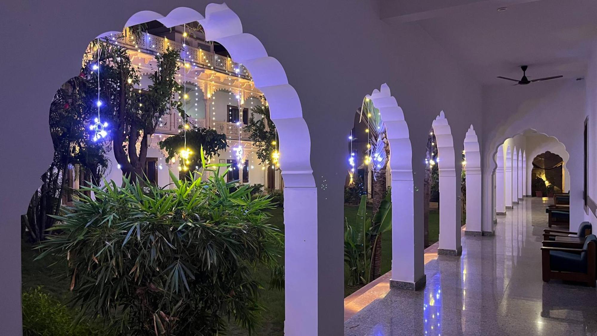 Hotel Sunbird Bharatpur Eksteriør billede