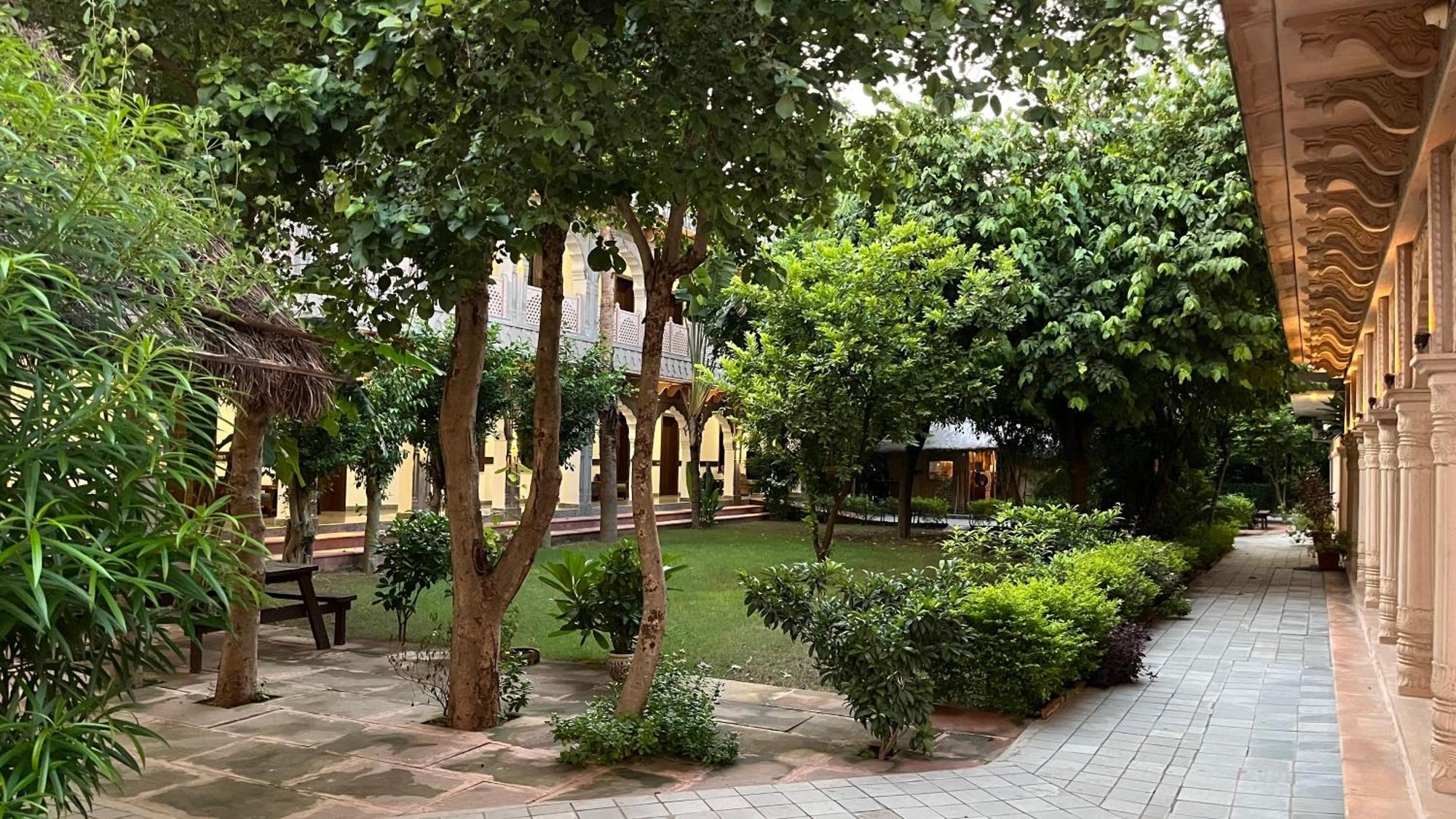 Hotel Sunbird Bharatpur Eksteriør billede