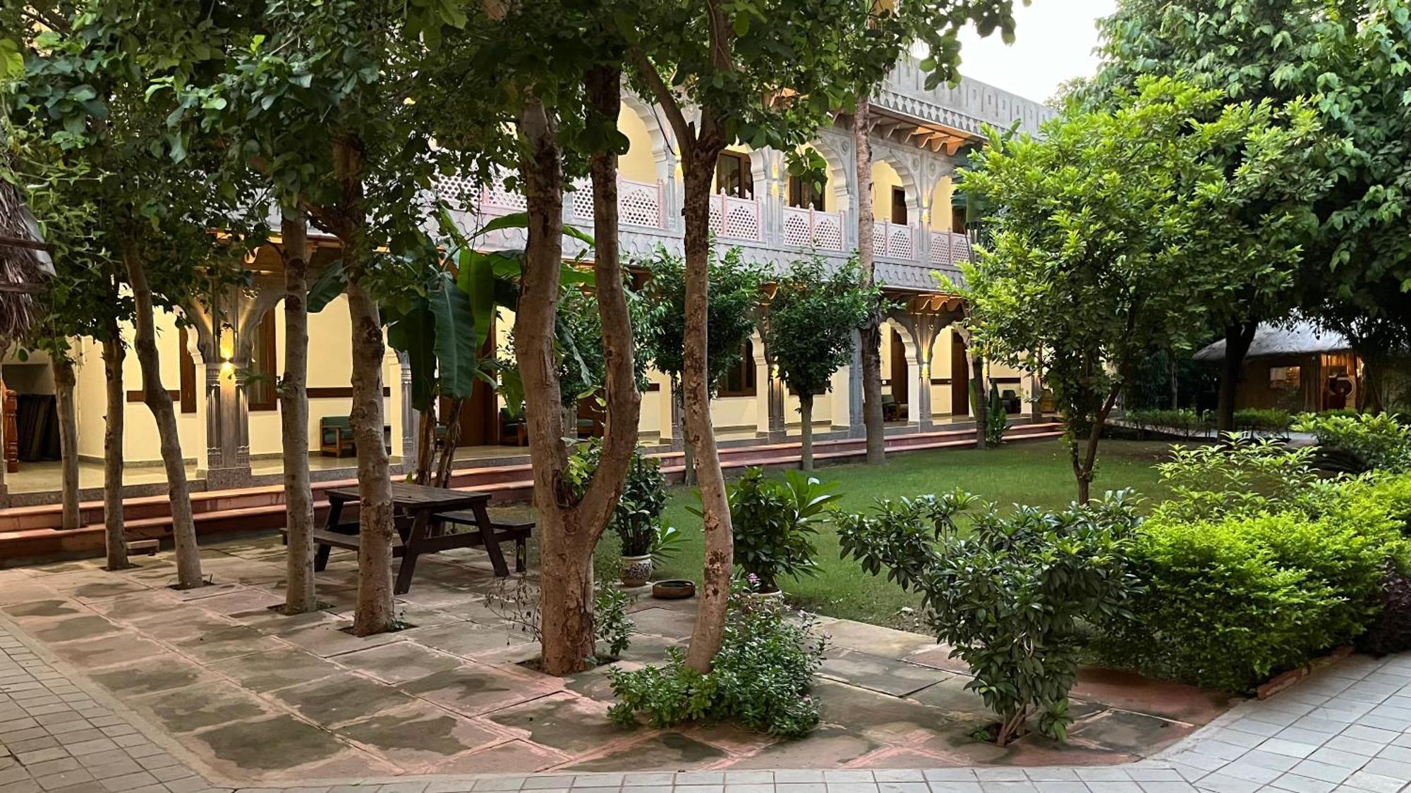 Hotel Sunbird Bharatpur Eksteriør billede