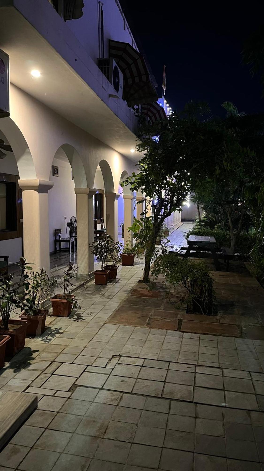 Hotel Sunbird Bharatpur Eksteriør billede